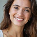 Ritratto di Maria Rossi, donna sorridente con aspetto sano