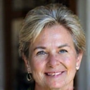 Ritratto di Giulia Neri, donna sorridente con aspetto rilassato